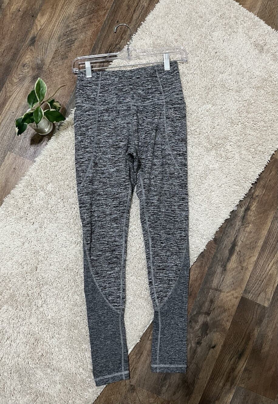 Calia by Carrie Underwood Size Small Gray Space Day Shaping Outlines Leggings